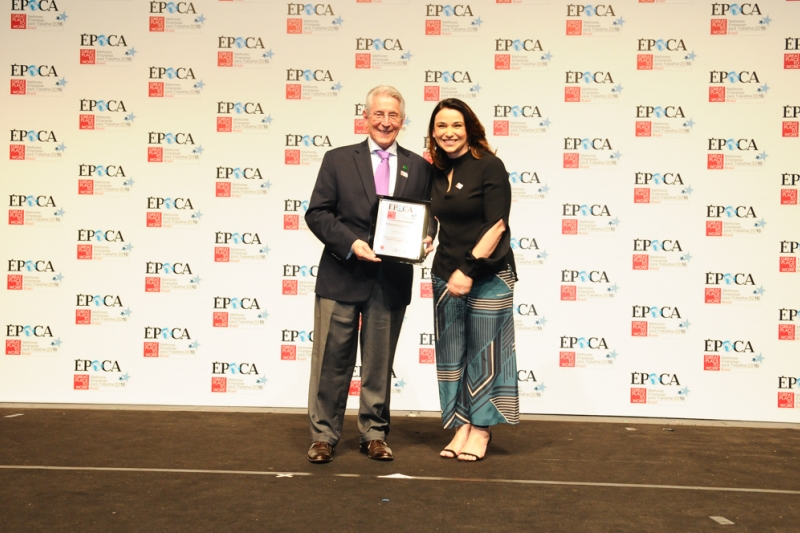 Presidente da FIESC, Glauco José Côrte, recebe premiação (Foto: Jota)