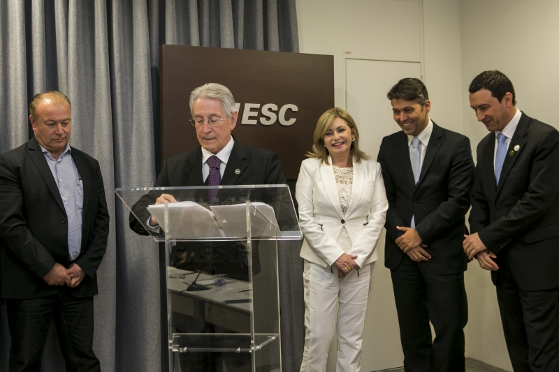 Da esquerda para a direita: Rogério de Gouvêa (Sindicarne), Côrte, Kathia Maria Moreira Braga (superintendente Regional Sul do INSS), Gadelha e Pereira em assinatura de termo de cooperação (Foto: Fernando Willadino)