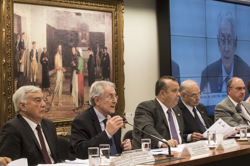 Presidente da FIESC, Glauco José Côrte (segundo da esquerda p/ direita), e empresários de SC participaram de audiência na Câmara dos Deputados (foto: Sérgio Amaral)