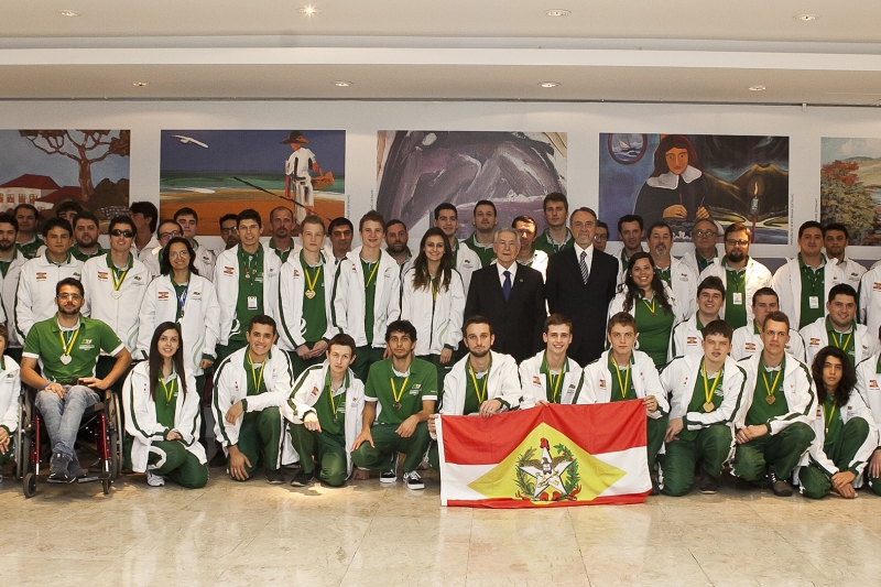 Alunos dos SENAI homenageados pela FIESC, nesta sexta-feira (19), em Florianópolis (foto: José Luiz Somensi)