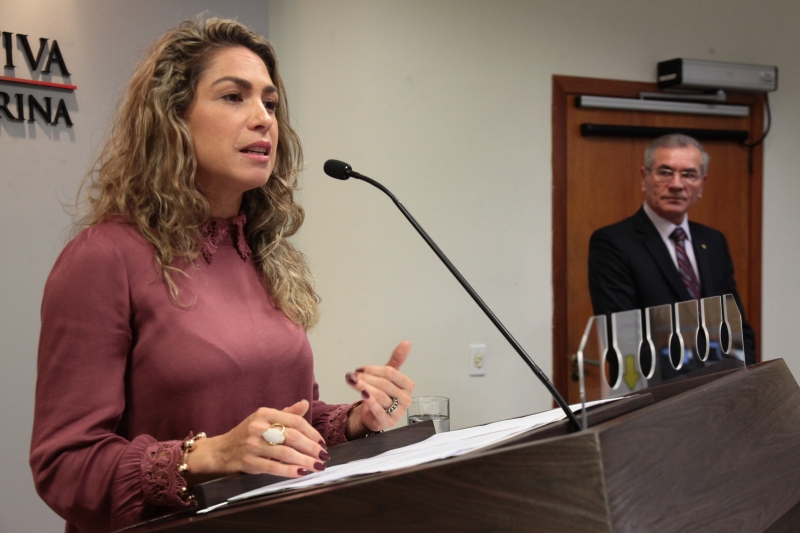 Karla Spessatto e Silvio Dreveck, durante o lançamento da 7ª edição da Certificação e Troféu de Responsabilidade Social  Destaque SC (Foto: Fábio Queiroz/Agência AL)