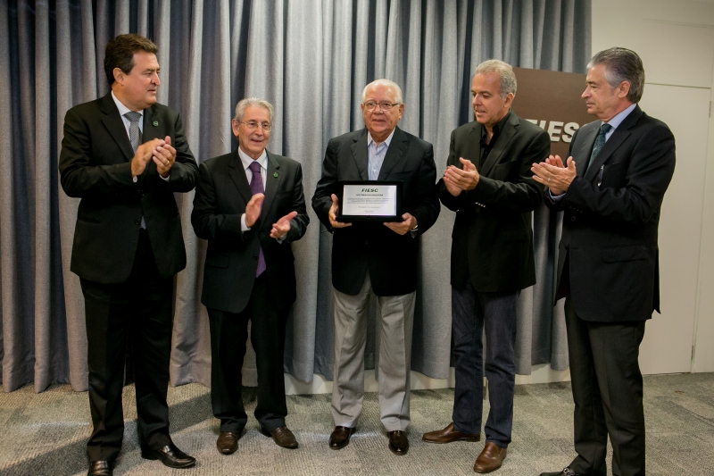 Homenagem ao industrial Cesar Bastos Gomes, durante a reunião de diretoria da FIESC (foto: Fernando Willadino)