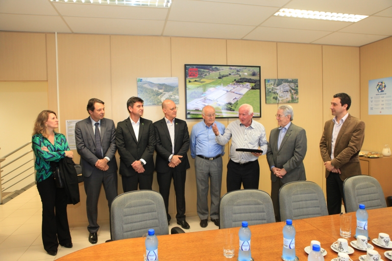 Na Metalúrgica Fey, em Indaial, presidente da FIESC, Glauco José Côrte, entregou homenagem ao industrial Adolfo Fey (foto: Heraldo Carnieri)