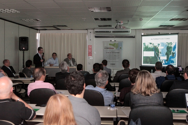 Impasse foi explicado pelo engenheiro Robson Sebastiany (esquerda), da Prosul, em reunião da Câmara de Assuntos de Transporte e Logística da FIESC. (Foto: Heraldo Carnieri)