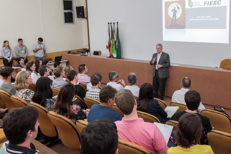 Em conversa com os jovens embaixadores da educação, Côrte pediu apoio para as ações do Movimento (Foto: Heraldo Carnieri)