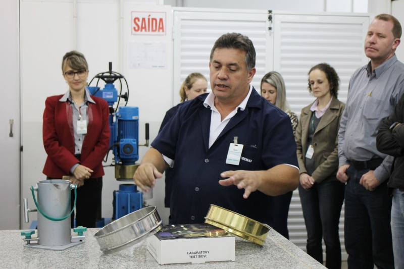 Em Rio do Sul, participantes do evento visitaram Laboratório de Ensaios de Cerâmica Vermelha e Concreto (Foto: Débora Cláudio)