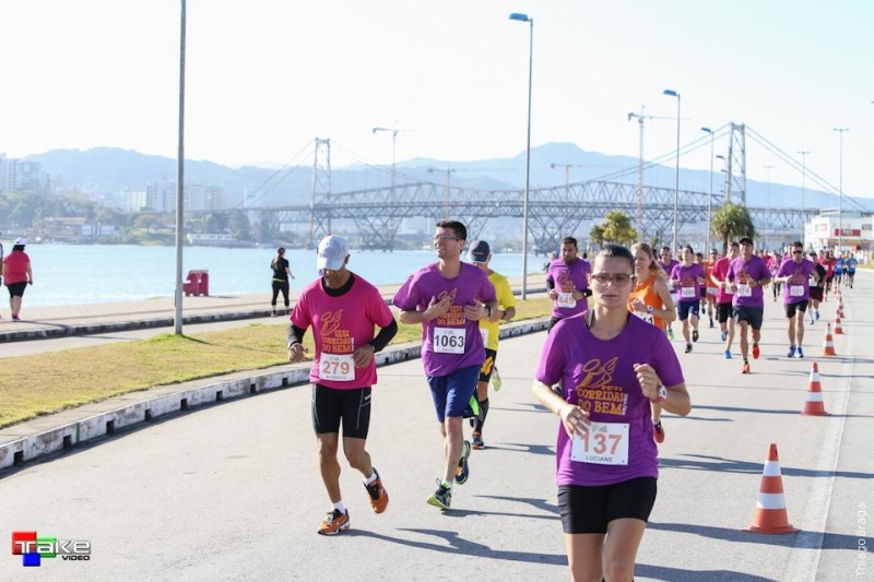 Saulo (centro) participou da Corrida do Bem, em Florianópolis (Foto: Thiago Braga)