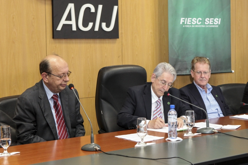 Presidente da TRE/SC, Sérgio Roberto Baasch Luz, presidente da FIESC, Glauco José Côrte e vice-presidente regional da FIESC, Evair Oenning, durante assinatura do convênio (Foto: Heraldo Carnieri)