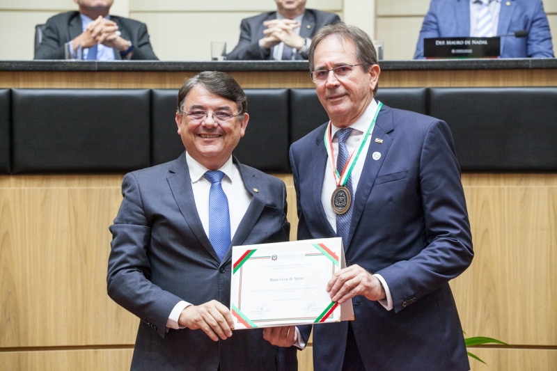 Presidente da FIESC recebe Comenda do Legislativo